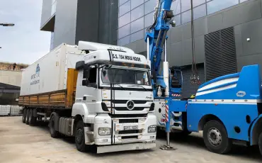 Temperature-controlleda ArcticStore containers installed on-site for carbon fiber storage at –18°C, supporting aerospace manufacturing and scalable cold storage capacity.